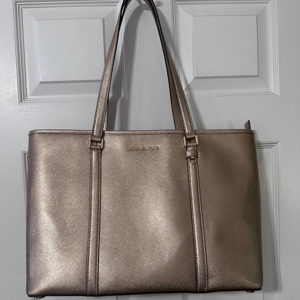 LargeTote,purse.Metallic Gold leather,used one time,It’s a bright gold metallic.